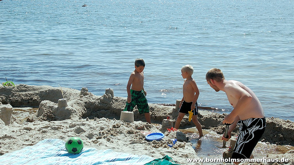 Børn leger på stranden. - Vestre Sømarken strand Dueodde Bornholm